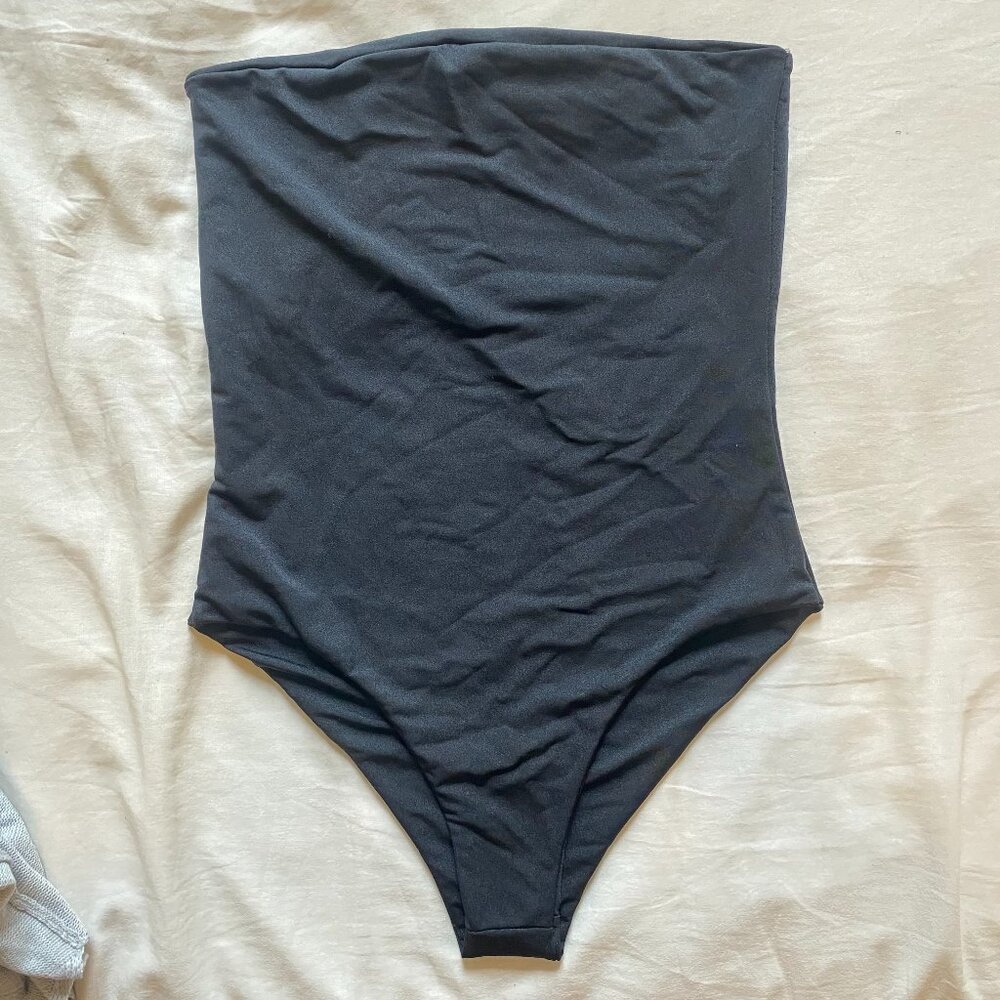 PrettyLittleThing Black Strapless One-Piece Swimsuit
